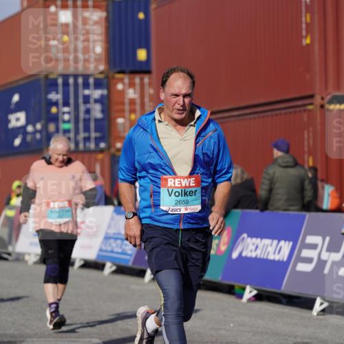 03.10.2025 - Köhlbrandbrückenlauf Michael Burmester http://msf.ph/oto/9031624 03.10.2025 10:38:09 Ziel 2453, 2659, 3097 meine-sportfotos.de