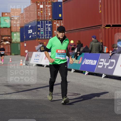 03.10.2025 - Köhlbrandbrückenlauf Michael Burmester http://msf.ph/oto/9031653 03.10.2025 10:38:12 Ziel 2453, 2527, 2659, 3097 meine-sportfotos.de
