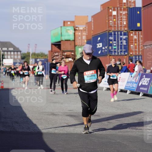 03.10.2025 - Köhlbrandbrückenlauf Michael Burmester http://msf.ph/oto/9031671 03.10.2025 10:38:19 Ziel 2440, 2527, 2662, 3095 meine-sportfotos.de