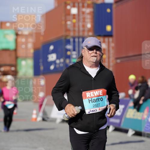 03.10.2025 - Köhlbrandbrückenlauf Michael Burmester http://msf.ph/oto/9031679 03.10.2025 10:38:21 Ziel 2440, 2527, 2662, 2859, 2860, 3095 meine-sportfotos.de