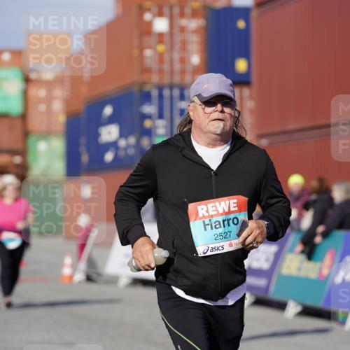 03.10.2025 - Köhlbrandbrückenlauf Michael Burmester http://msf.ph/oto/9031683 03.10.2025 10:38:21 Ziel 2440, 2527, 2662, 2859, 2860, 3095 meine-sportfotos.de