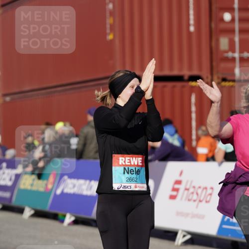 03.10.2025 - Köhlbrandbrückenlauf Michael Burmester http://msf.ph/oto/9031745 03.10.2025 10:38:28 Ziel 2042, 2440, 2575, 2626, 2627, 2662, 2859, 2860, 3040, 3437, 3438, 3442, 3621 meine-sportfotos.de