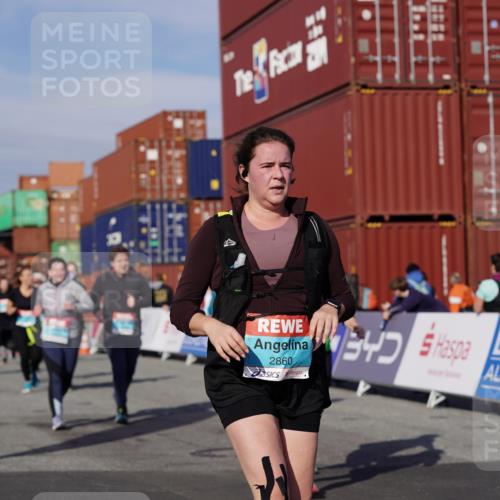 03.10.2025 - Köhlbrandbrückenlauf Michael Burmester http://msf.ph/oto/9031793 03.10.2025 10:38:32 Ziel 2042, 2279, 2434, 2575, 2626, 2627, 2859, 2860, 3040, 3437, 3438, 3442, 3475, 3621 meine-sportfotos.de