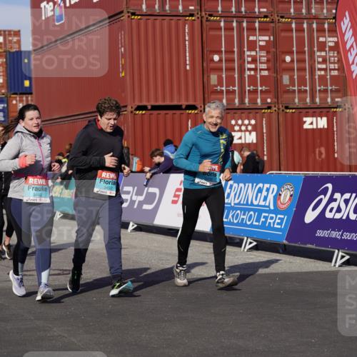 03.10.2025 - Köhlbrandbrückenlauf Michael Burmester http://msf.ph/oto/9031820 03.10.2025 10:38:34 Ziel 2042, 2279, 2434, 2575, 2626, 2627, 3040, 3437, 3438, 3442, 3475, 3621 meine-sportfotos.de