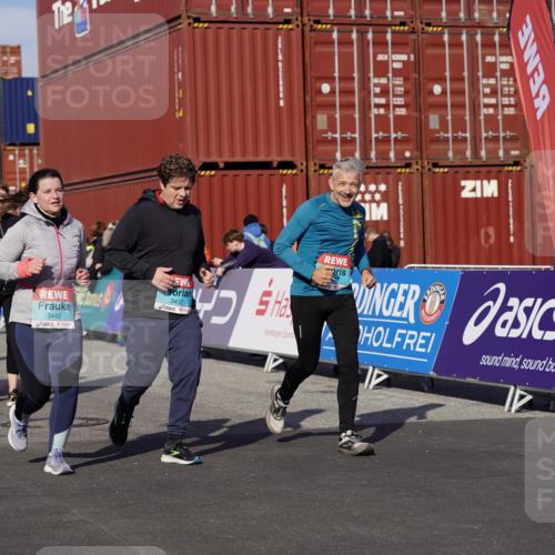 03.10.2025 - Köhlbrandbrückenlauf Michael Burmester http://msf.ph/oto/9031824 03.10.2025 10:38:34 Ziel 2042, 2279, 2434, 2575, 2626, 2627, 3040, 3437, 3438, 3442, 3475, 3621 meine-sportfotos.de