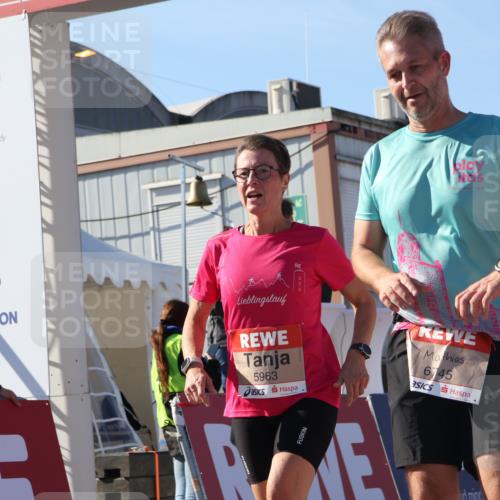 03.10.2025 - Köhlbrandbrückenlauf Luisa Fischer http://msf.ph/oto/9031825 03.10.2025 13:06:53 Ziel 4152, 4249, 5963, 5971, 6056, 6089, 6745, 6799 meine-sportfotos.de