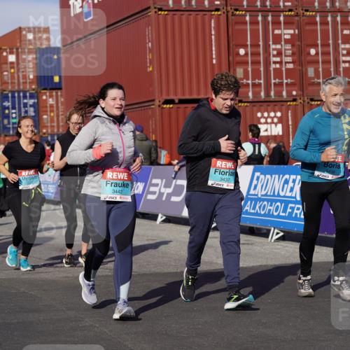 03.10.2025 - Köhlbrandbrückenlauf Michael Burmester http://msf.ph/oto/9031831 03.10.2025 10:38:35 Ziel 2042, 2279, 2434, 2575, 2626, 2627, 3040, 3437, 3438, 3442, 3475 meine-sportfotos.de