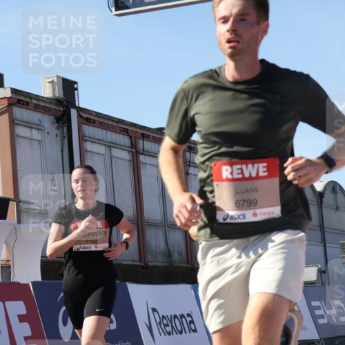 03.10.2025 - Köhlbrandbrückenlauf Luisa Fischer http://msf.ph/oto/9031856 03.10.2025 13:06:58 Ziel 4152, 4249, 4451, 4588, 5963, 6056, 6423, 6427, 6745, 6799, 6822 meine-sportfotos.de