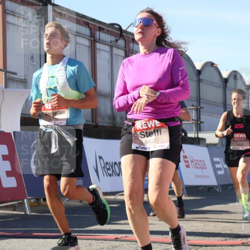 03.10.2025 - Köhlbrandbrückenlauf Luisa Fischer http://msf.ph/oto/9031902 03.10.2025 13:07:02 Ziel 4152, 4249, 4444, 4451, 4588, 4804, 5963, 6065, 6423, 6427, 6745, 6799, 6822 meine-sportfotos.de