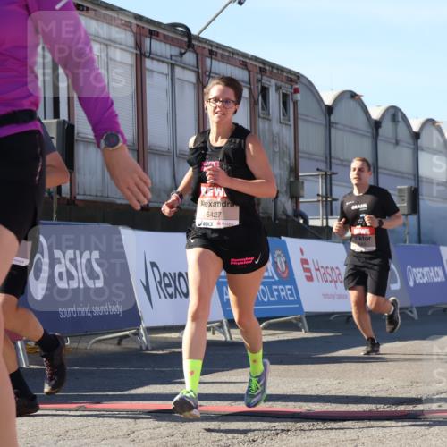 03.10.2025 - Köhlbrandbrückenlauf Luisa Fischer http://msf.ph/oto/9031912 03.10.2025 13:07:03 Ziel 4152, 4249, 4444, 4451, 4588, 4804, 5963, 6065, 6423, 6427, 6799, 6822 meine-sportfotos.de