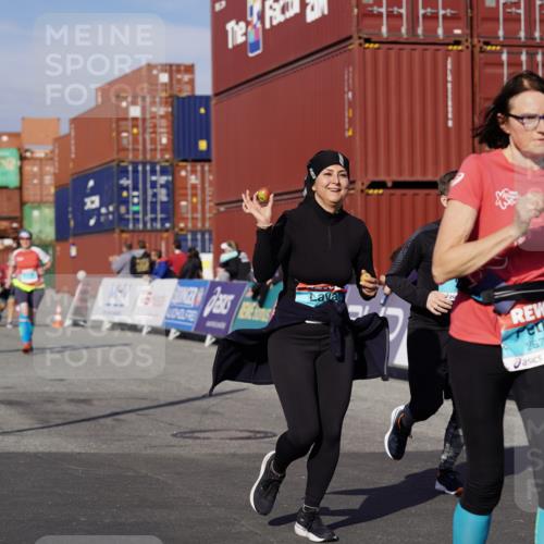 03.10.2025 - Köhlbrandbrückenlauf Michael Burmester http://msf.ph/oto/9031922 03.10.2025 10:38:41 Ziel 2279, 2434, 3412, 3413, 3475 meine-sportfotos.de