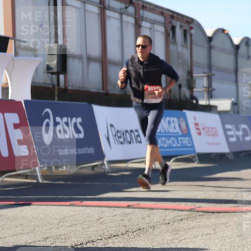 03.10.2025 - Köhlbrandbrückenlauf Luisa Fischer http://msf.ph/oto/9031952 03.10.2025 13:07:07 Ziel 4152, 4249, 4444, 4451, 4588, 4804, 6065, 6302, 6423, 6427, 6467, 6799, 6822 meine-sportfotos.de