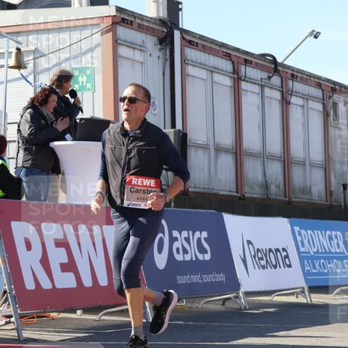 03.10.2025 - Köhlbrandbrückenlauf Luisa Fischer http://msf.ph/oto/9031963 03.10.2025 13:07:08 Ziel 4152, 4249, 4444, 4451, 4588, 4804, 6065, 6302, 6423, 6427, 6467, 6799, 6822 meine-sportfotos.de