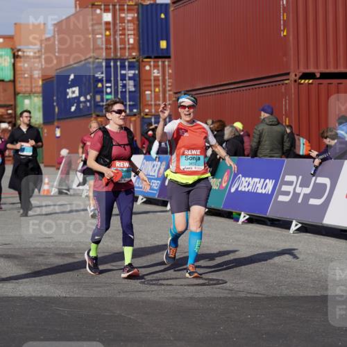 03.10.2025 - Köhlbrandbrückenlauf Michael Burmester http://msf.ph/oto/9031976 03.10.2025 10:38:46 Ziel 1256, 1880, 2378, 2438, 2442, 2756, 3130, 3412, 3413, 3433, 3733 meine-sportfotos.de