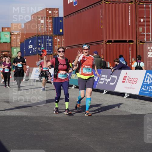 03.10.2025 - Köhlbrandbrückenlauf Michael Burmester http://msf.ph/oto/9031993 03.10.2025 10:38:46 Ziel 1256, 1880, 2378, 2438, 2442, 2756, 3130, 3412, 3413, 3433, 3733 meine-sportfotos.de