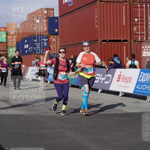 03.10.2025 - Köhlbrandbrückenlauf Michael Burmester http://msf.ph/oto/9032003 03.10.2025 10:38:47 Ziel 1256, 1880, 2378, 2438, 2442, 2756, 3130, 3412, 3413, 3433, 3733 meine-sportfotos.de