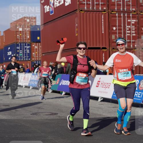 03.10.2025 - Köhlbrandbrückenlauf Michael Burmester http://msf.ph/oto/9032017 03.10.2025 10:38:48 Ziel 1256, 1880, 2378, 2438, 2442, 2756, 3130, 3412, 3413, 3433, 3733 meine-sportfotos.de