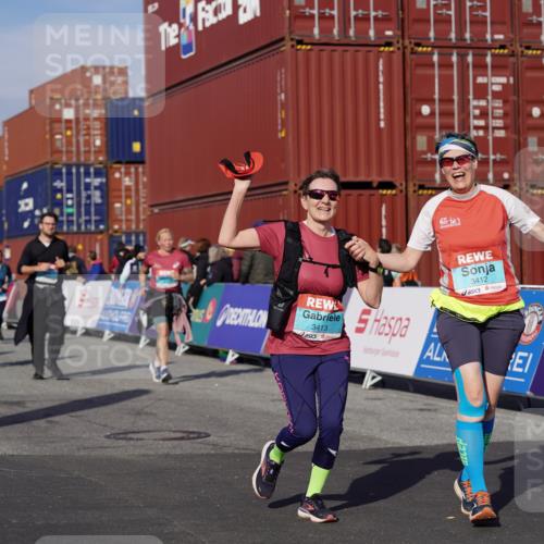 03.10.2025 - Köhlbrandbrückenlauf Michael Burmester http://msf.ph/oto/9032022 03.10.2025 10:38:48 Ziel 1256, 1880, 2378, 2438, 2442, 2756, 3130, 3412, 3413, 3433, 3733 meine-sportfotos.de