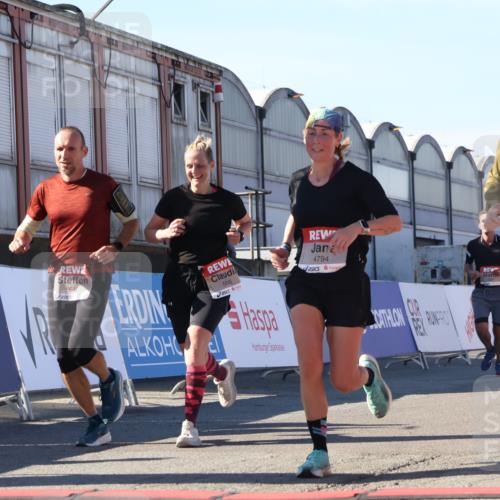 03.10.2025 - Köhlbrandbrückenlauf Luisa Fischer http://msf.ph/oto/9032043 03.10.2025 13:07:20 Ziel 4287, 4590, 4649, 4794, 4806, 5645, 5646, 5870, 5872, 6302, 6459, 6467 meine-sportfotos.de