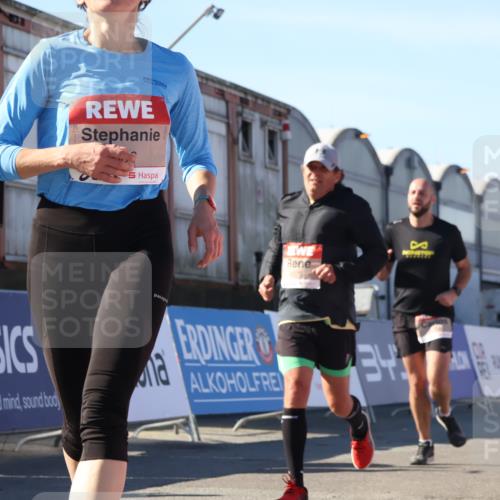 03.10.2025 - Köhlbrandbrückenlauf Luisa Fischer http://msf.ph/oto/9032119 03.10.2025 13:07:31 Ziel 4113, 4254, 4287, 4288, 4375, 4590, 4636, 4794, 4806, 5645, 5646, 5870, 5872, 6459 meine-sportfotos.de
