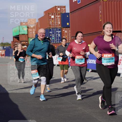03.10.2025 - Köhlbrandbrückenlauf Michael Burmester http://msf.ph/oto/9032120 03.10.2025 10:38:54 Ziel 1256, 1880, 2261, 2378, 2438, 2442, 2756, 3130, 3433, 3733 meine-sportfotos.de