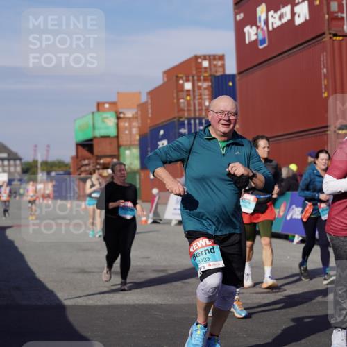 03.10.2025 - Köhlbrandbrückenlauf Michael Burmester http://msf.ph/oto/9032136 03.10.2025 10:38:55 Ziel 1256, 1880, 2261, 2378, 2438, 2442, 3130, 3433 meine-sportfotos.de
