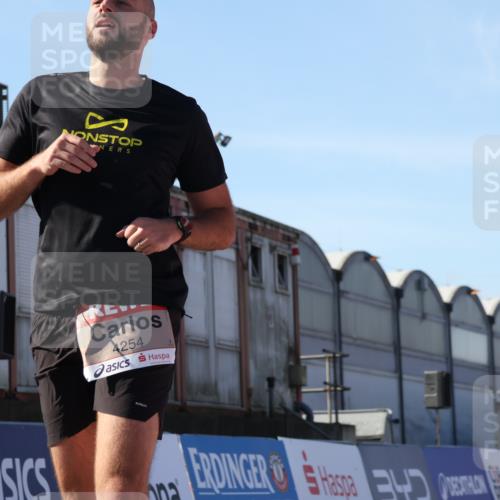 03.10.2025 - Köhlbrandbrückenlauf Luisa Fischer http://msf.ph/oto/9032141 03.10.2025 13:07:33 Ziel 4113, 4165, 4254, 4263, 4287, 4288, 4375, 4590, 4636, 5870, 5872 meine-sportfotos.de