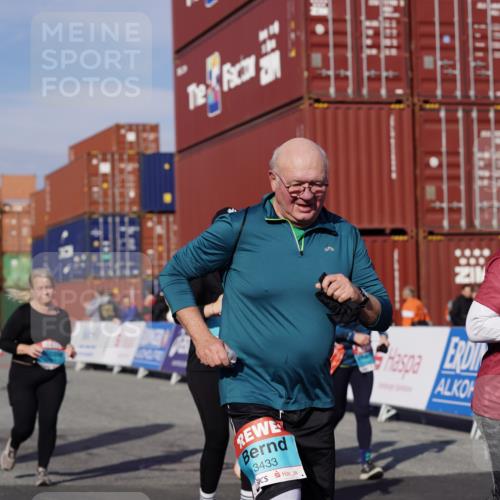 03.10.2025 - Köhlbrandbrückenlauf Michael Burmester http://msf.ph/oto/9032146 03.10.2025 10:38:56 Ziel 1256, 2261, 2378, 2442, 3130 meine-sportfotos.de