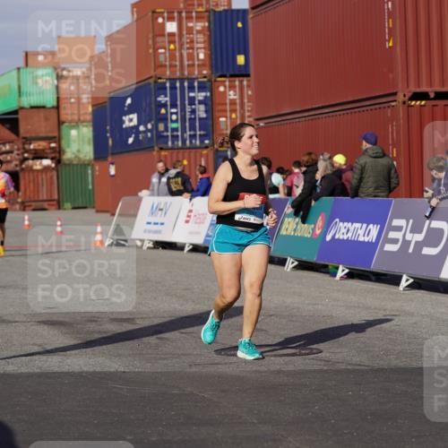 03.10.2025 - Köhlbrandbrückenlauf Michael Burmester http://msf.ph/oto/9032212 03.10.2025 10:39:01 Ziel 2261, 3637, 3639 meine-sportfotos.de