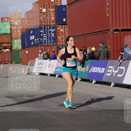 03.10.2025 - Köhlbrandbrückenlauf Michael Burmester http://msf.ph/oto/9032221 03.10.2025 10:39:01 Ziel 2261, 3637, 3639 meine-sportfotos.de