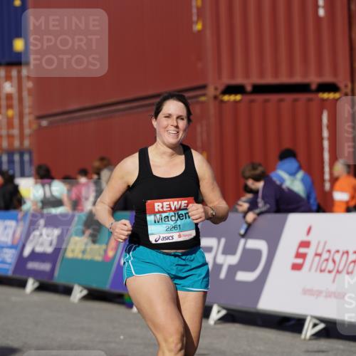 03.10.2025 - Köhlbrandbrückenlauf Michael Burmester http://msf.ph/oto/9032226 03.10.2025 10:39:02 Ziel 2261, 3637, 3639 meine-sportfotos.de