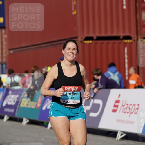 03.10.2025 - Köhlbrandbrückenlauf Michael Burmester http://msf.ph/oto/9032230 03.10.2025 10:39:02 Ziel 2261, 3637, 3639 meine-sportfotos.de