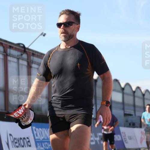 03.10.2025 - Köhlbrandbrückenlauf Luisa Fischer http://msf.ph/oto/9032231 03.10.2025 13:07:46 Ziel 4159, 4165, 4263, 4310, 4382, 5993, 6120, 6285, 6384, 6651, 6744, 6800, 6821 meine-sportfotos.de
