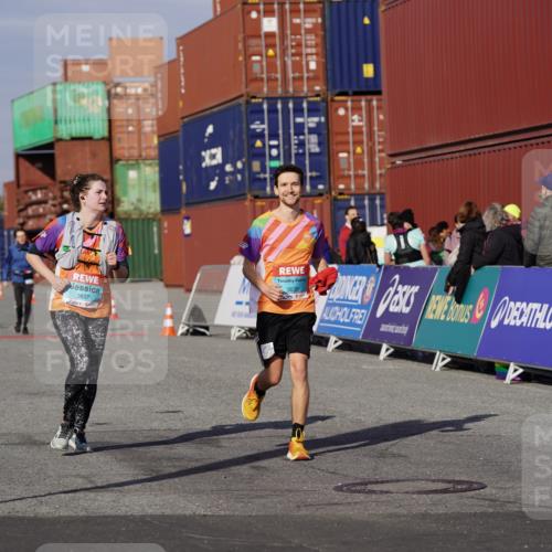 03.10.2025 - Köhlbrandbrückenlauf Michael Burmester http://msf.ph/oto/9032235 03.10.2025 10:39:07 Ziel 3637, 3639 meine-sportfotos.de