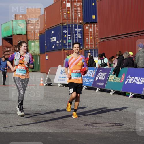 03.10.2025 - Köhlbrandbrückenlauf Michael Burmester http://msf.ph/oto/9032239 03.10.2025 10:39:08 Ziel 3637, 3639 meine-sportfotos.de