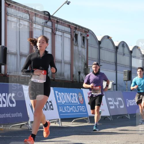 03.10.2025 - Köhlbrandbrückenlauf Luisa Fischer http://msf.ph/oto/9032241 03.10.2025 13:07:47 Ziel 4159, 4165, 4263, 4310, 4382, 5993, 6120, 6285, 6384, 6651, 6696, 6744, 6800, 6821 meine-sportfotos.de