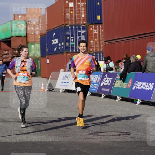 03.10.2025 - Köhlbrandbrückenlauf Michael Burmester http://msf.ph/oto/9032245 03.10.2025 10:39:08 Ziel 3637, 3639 meine-sportfotos.de