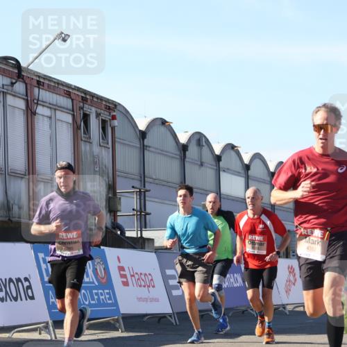 03.10.2025 - Köhlbrandbrückenlauf Luisa Fischer http://msf.ph/oto/9032248 03.10.2025 13:07:48 Ziel 4159, 4165, 4263, 4310, 4382, 5993, 6120, 6163, 6285, 6384, 6651, 6696, 6744, 6800, 6821 meine-sportfotos.de