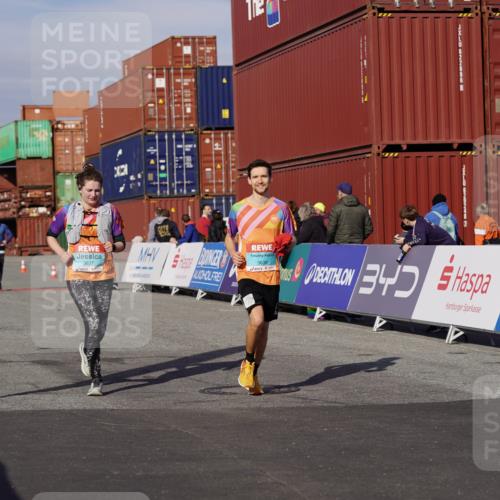 03.10.2025 - Köhlbrandbrückenlauf Michael Burmester http://msf.ph/oto/9032250 03.10.2025 10:39:08 Ziel 3637, 3639 meine-sportfotos.de