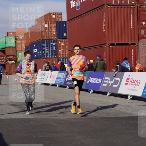 03.10.2025 - Köhlbrandbrückenlauf Michael Burmester http://msf.ph/oto/9032256 03.10.2025 10:39:08 Ziel 3637, 3639 meine-sportfotos.de