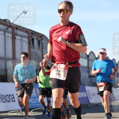 03.10.2025 - Köhlbrandbrückenlauf Luisa Fischer http://msf.ph/oto/9032257 03.10.2025 13:07:49 Ziel 4159, 4310, 4382, 5993, 6120, 6163, 6285, 6384, 6651, 6696, 6744, 6800, 6821 meine-sportfotos.de