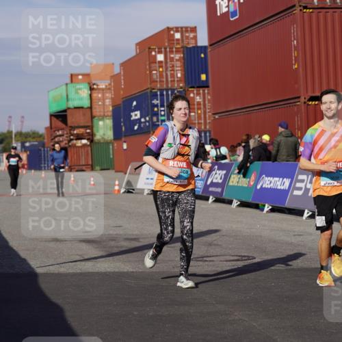 03.10.2025 - Köhlbrandbrückenlauf Michael Burmester http://msf.ph/oto/9032273 03.10.2025 10:39:09 Ziel 3286, 3637, 3639 meine-sportfotos.de