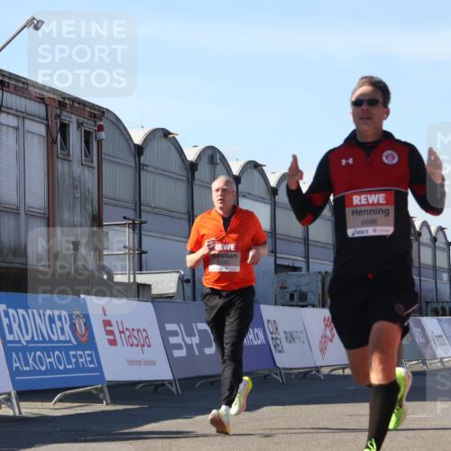 03.10.2025 - Köhlbrandbrückenlauf Luisa Fischer http://msf.ph/oto/9032283 03.10.2025 13:07:51 Ziel 4159, 4310, 4382, 4639, 5993, 6120, 6163, 6244, 6285, 6384, 6409, 6651, 6696, 6800, 6821 meine-sportfotos.de