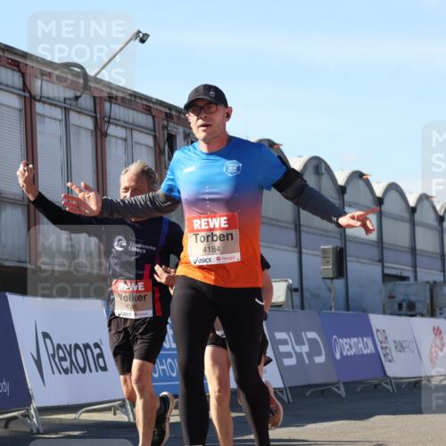 03.10.2025 - Köhlbrandbrückenlauf Luisa Fischer http://msf.ph/oto/9032339 03.10.2025 13:08:00 Ziel 4184, 4310, 4357, 4395, 4639, 5959, 5993, 6022, 6120, 6163, 6244, 6285, 6348, 6409, 6635, 6651, 6696 meine-sportfotos.de