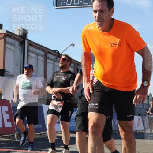 03.10.2025 - Köhlbrandbrückenlauf Luisa Fischer http://msf.ph/oto/9032394 03.10.2025 13:08:20 Ziel 4307, 4409, 4768, 5243, 5804, 5994, 6021, 6369, 6569, 6824 meine-sportfotos.de