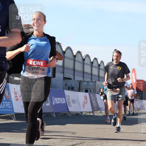 03.10.2025 - Köhlbrandbrückenlauf Luisa Fischer http://msf.ph/oto/9032465 03.10.2025 13:08:32 Ziel 4195, 4320, 4417, 5792, 6369, 6424, 6534, 6647, 6805 meine-sportfotos.de