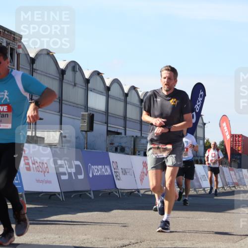 03.10.2025 - Köhlbrandbrückenlauf Luisa Fischer http://msf.ph/oto/9032472 03.10.2025 13:08:33 Ziel 4195, 4320, 4417, 5792, 6369, 6424, 6534, 6647, 6805 meine-sportfotos.de