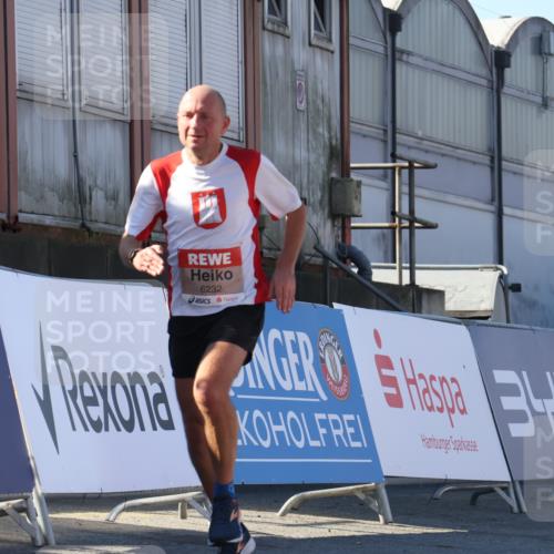 03.10.2025 - Köhlbrandbrückenlauf Luisa Fischer http://msf.ph/oto/9032509 03.10.2025 13:08:40 Ziel 4195, 4213, 4320, 4417, 5792, 6232, 6424, 6534, 6647, 6805 meine-sportfotos.de