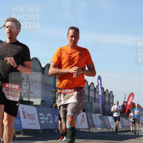 03.10.2025 - Köhlbrandbrückenlauf Luisa Fischer http://msf.ph/oto/9032571 03.10.2025 13:08:59 Ziel 4057, 4138, 4197, 4340, 4346, 4381, 4403, 4505, 4544, 5705, 5842, 6233, 6372 meine-sportfotos.de