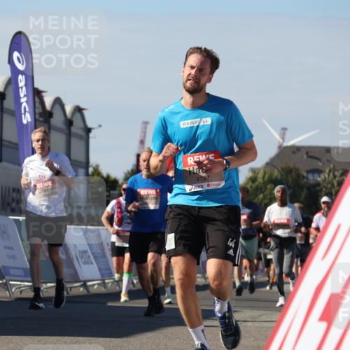 03.10.2025 - Köhlbrandbrückenlauf Luisa Fischer http://msf.ph/oto/9032585 03.10.2025 13:09:01 Ziel 4057, 4138, 4197, 4346, 4381, 4403, 4505, 4544, 5705, 5842, 5953, 6233, 6372, 6630 meine-sportfotos.de